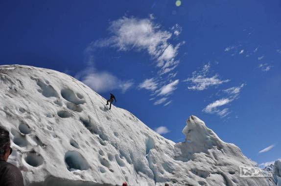 Depois de subir, descendo de rapel mais uma parede de gelo no glaciar Viedma, no Parque Nacional Los Glaciares, região de El Chaltén, no sul da Argentina